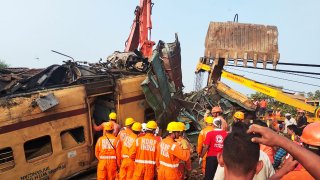 Dos trenes chocaron en India, causando la muerte de 13 personas.