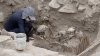 Hallan cinco momias milenarias en una pirámide en el centro de Lima
