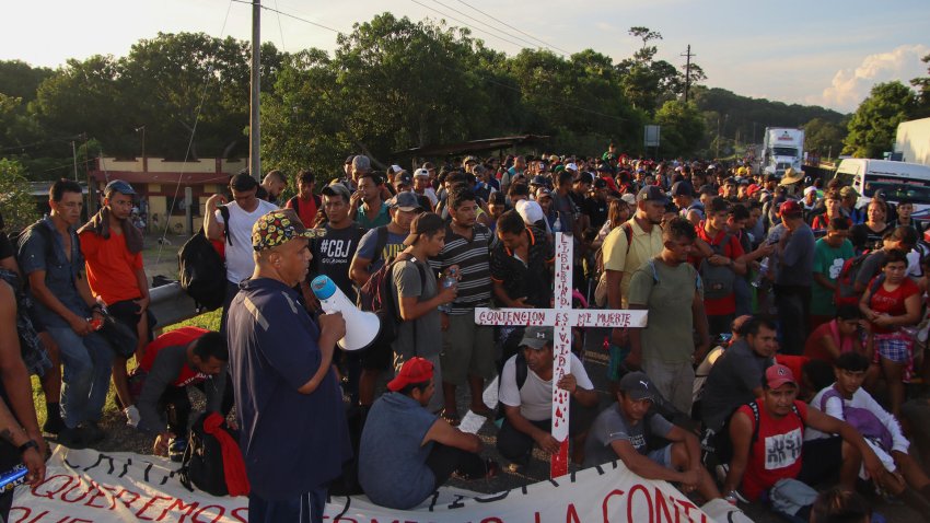 Migrantes caminan en una caravana hoy, en el municipio de Huehuetán en el estado de Chiapas (México). EFE/Juan Manuel Blanco