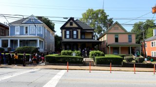 Foto de archivo: Cientos de personas hacen cola en la casa-museo del Dr. Martin Luther King, Jr. en Atlanta, Georgia, el 27 de julio de 2019.