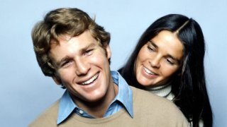 Ryan O'Neal y Ali McGraw, en una foto promocional de la película "Love Story", estrenada en 1970.