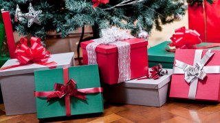 Sepulta el árbol de Navidad con más de 300 regalos para sus tres hijos