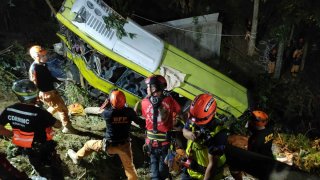 Operaciones de respuesta de emergencia después de un accidente de autobús en Hamtic, Provincia de Antique, centro de Filipinas.