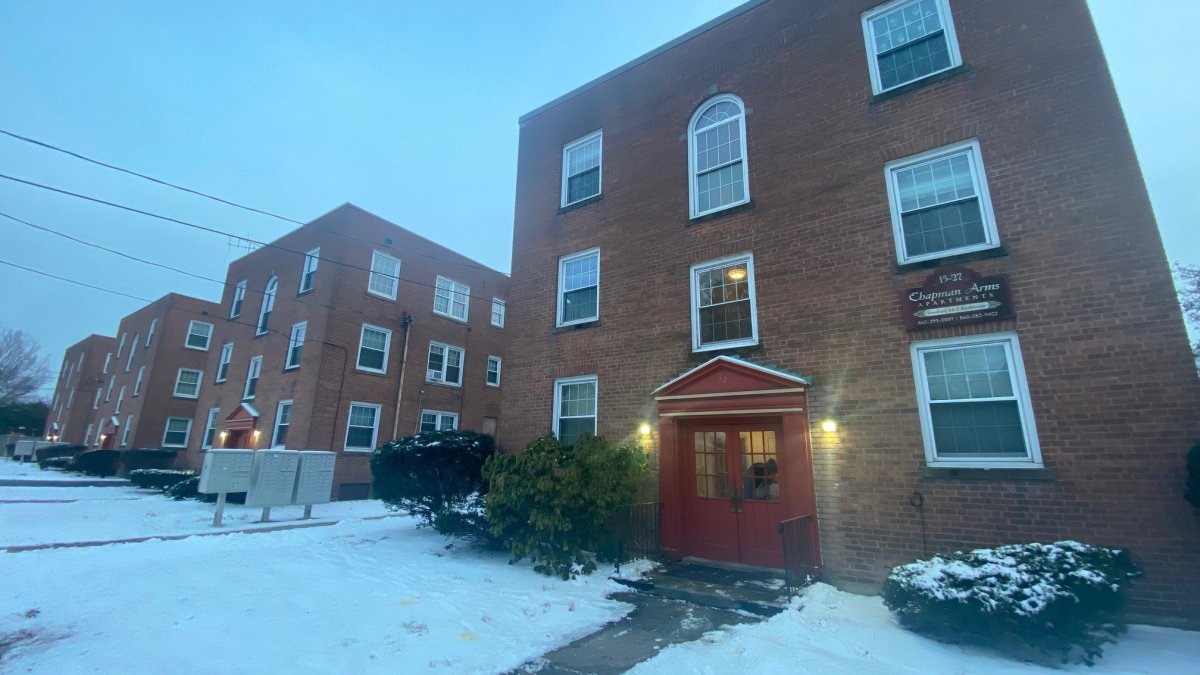 East Hartford, CT Docenas de familias son desalojadas de edificio por