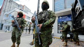 Militares custodian Radio Canela en Quito este miércoles, tras la ola de violencia en varias partes de Ecuador.