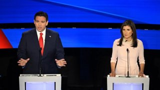 Ron DeSantis y Nikki Haley en el quinto debate de precandidatos del Partido Republicano.