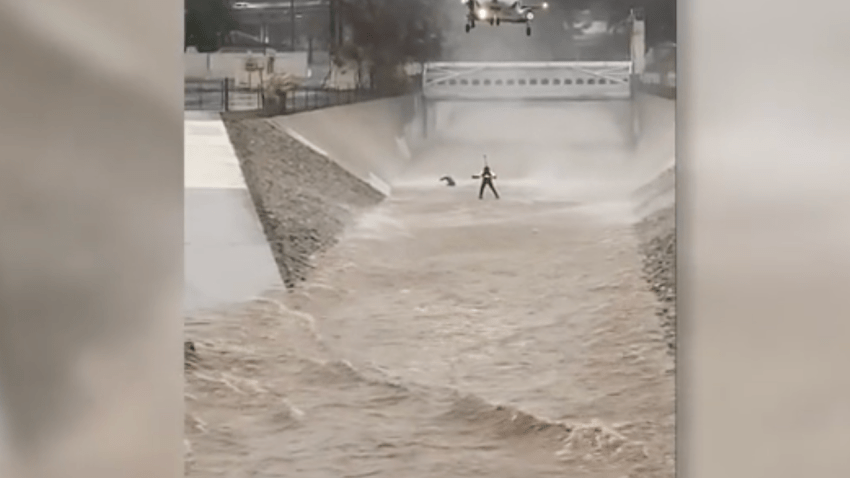Tormenta en California: rescatan a un hombre y su perro de morir ahogados
