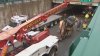 Camión que transportaba excavadora choca contra túnel en la Storrow Drive