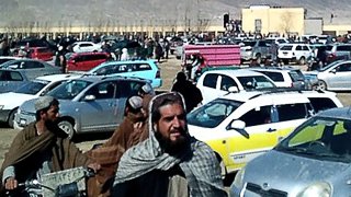 Asistentes salen del estadio donde dos hombres fueron ejecutados en público este jueves en Ghazni City, en Afganistán.