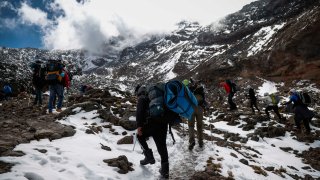 Un grupo de montañistas trata de llegar a la cumbre del Pico de Orizaba, en el estado de Puebla, México.