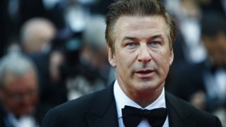 Baldwin se encuentra libre en espera de juicio bajo condiciones que incluyen no poseer armas de fuego, consumir alcohol o salir del país. De ser declarado culpable, el actor se enfrenta a 18 meses tras las rejas.