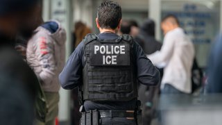 Agentes de ICE en cinco ciudades en EEUU comenzarán a usar las cámaras corporales.