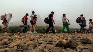 Migrantes cruzan la zona del Darién, en panamá, rumbo a Honduras.