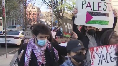 Estudiantes participan en manifestación pro-palestinos en Yale