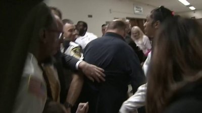 Se desata pelea en corte durante juicio por asesinato