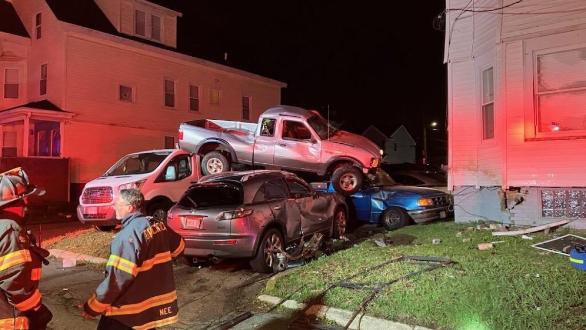 Camioneta choca contra casa y aterriza encima de unos autos en Brockton ...