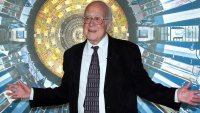 Muere Peter Higgs, el físico que planteó la existencia de la “partícula de Dios”