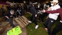 Cancelan clases en UCLA tras fuertes enfrentamientos en campamento de manifestantes