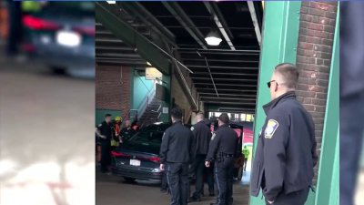 Auto se estrella contra la puerta de Fenway Park