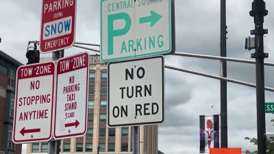 Conductores en Cambridge no podrán girar a la derecha en rojo