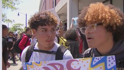 Estudiantes de Providence protestan en las calles por recortes de maestros