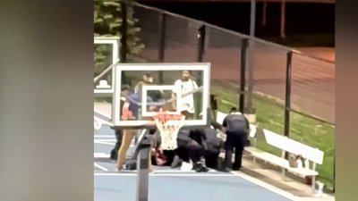 Tiroteo en cancha de baloncesto deja a mujer y hombre heridos en Cambridge