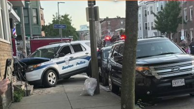 Policía envuelto en choque contra residencia en East Boston