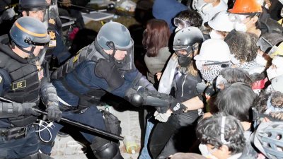 Los Ángeles: la policía comienza a arrestar a manifestantes en UCLA