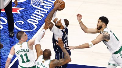 Aficionados de Los Celtics y Los Mavericks en Dallas