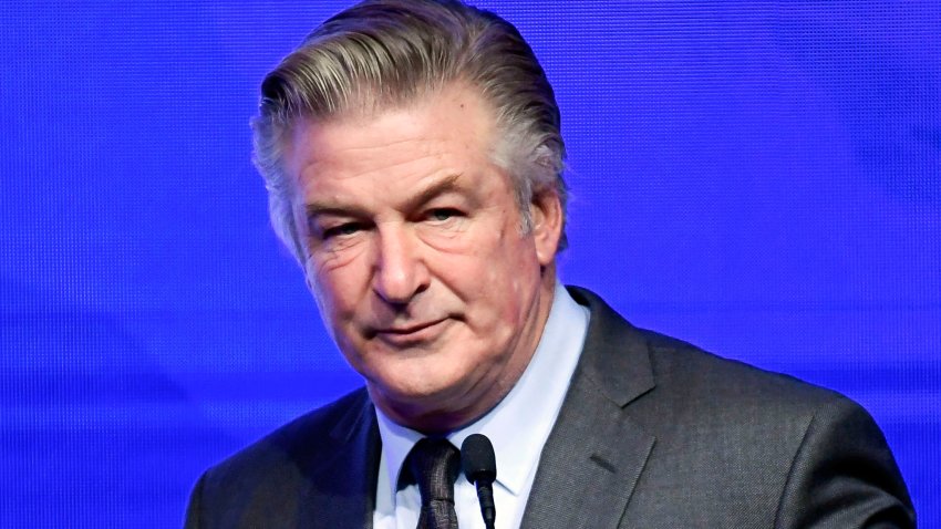 ARCHIVO- Alec Baldwin es el maestro de ceremonias de la Gala del Premio Robert F. Kennedy Human Rights Ripple of Hope en el hotel New York Hilton Midtown el 9 de diciembre de 2021, en Nueva York. Los abogados defensores de Alec Baldwin tratan de desestimar un juicio por homicidio involuntario contra el actor y productor por el tiroteo fatal de una directora de fotografía durante un ensayo de la película del oeste “Rust”. (Foto Evan Agostini/Invision/AP, archivo)