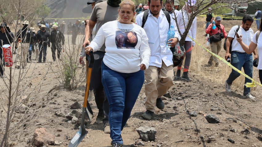 ARCHIVO – La activista Ceci Flores, líder del grupo “Madres Buscadoras de Sonora” del norte de México, camina cargando una pala al lugar donde afirma que su equipo encontró un vertedero clandestino de cadáveres en Tláhuac, en las afueras de Ciudad de México, el 1 de mayo de 2024. (AP Foto/Ginnette Riquelme, archivo)