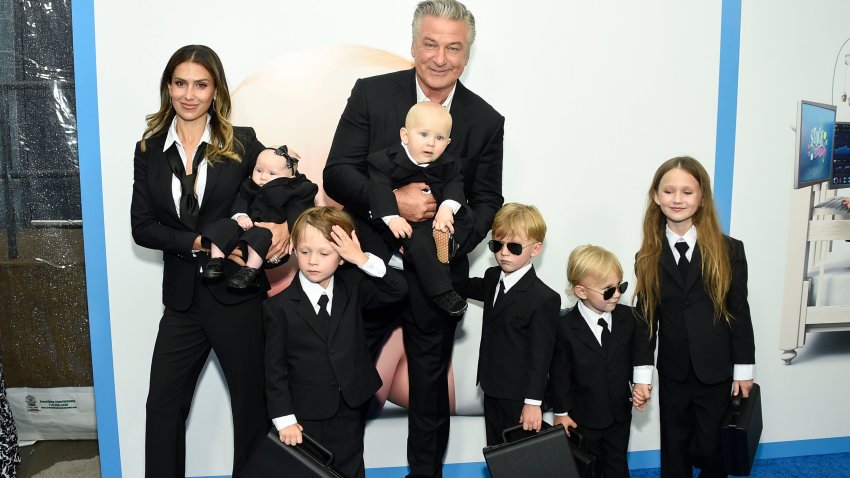 ARCHIVO – El actor Alec Baldwin, centro, posa con su esposa Hilaria Baldwin, y seis de sus hijos en el estreno mundial de “The Boss Baby: Family Business” en Nueva York el 22 de junio de 2021. (Foto Evan Agostini/Invision/AP, archivo)