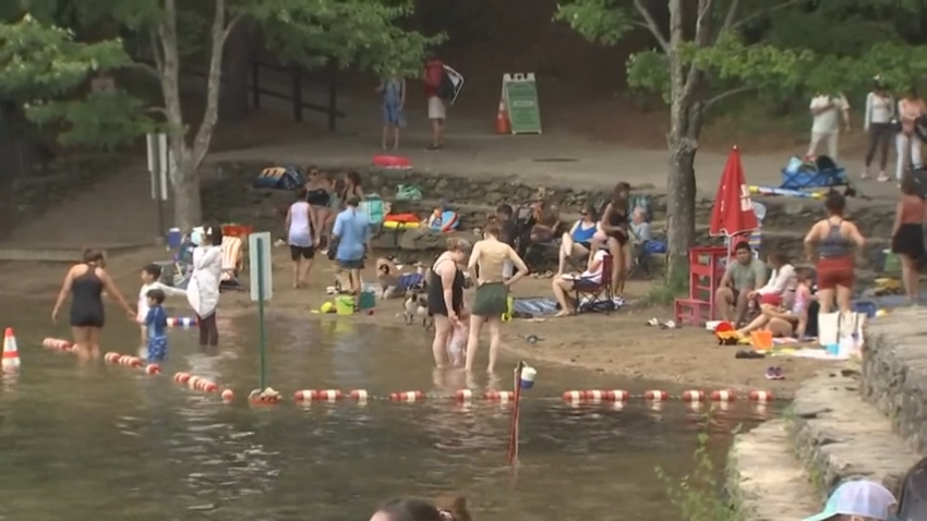 Una playa abarrotada en el desbordado Walden en Concord, Massachusetts, el miércoles 26 de junio de 2024.