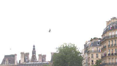 Así trasladan la antorcha olímpica durante inauguración de París 2024