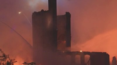 Incendio masivo arrasó con molino abandonado en RI