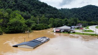 ACKSON, KY - JULIO, 28: Una casa a lo largo de KY-15 está casi completamente sumergida en el agua de la bifurcación norte del río Kentucky. (Foto de Arden S. Barnes/The Washington Post vía Getty Images)