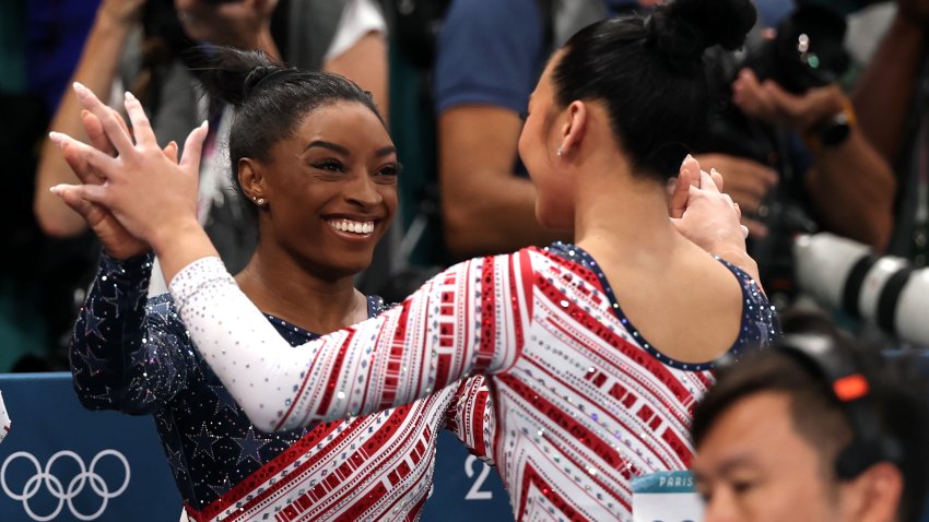 El equipo de gimnasia femenina de EEUU lidera por 3 puntos en el punto medio de la final de all-around