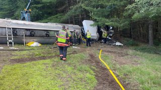 Un camión cisterna volcó en la autopista Everett Turnpike en Nashua, Nueva Hampshire, el 1 de julio de 2024.