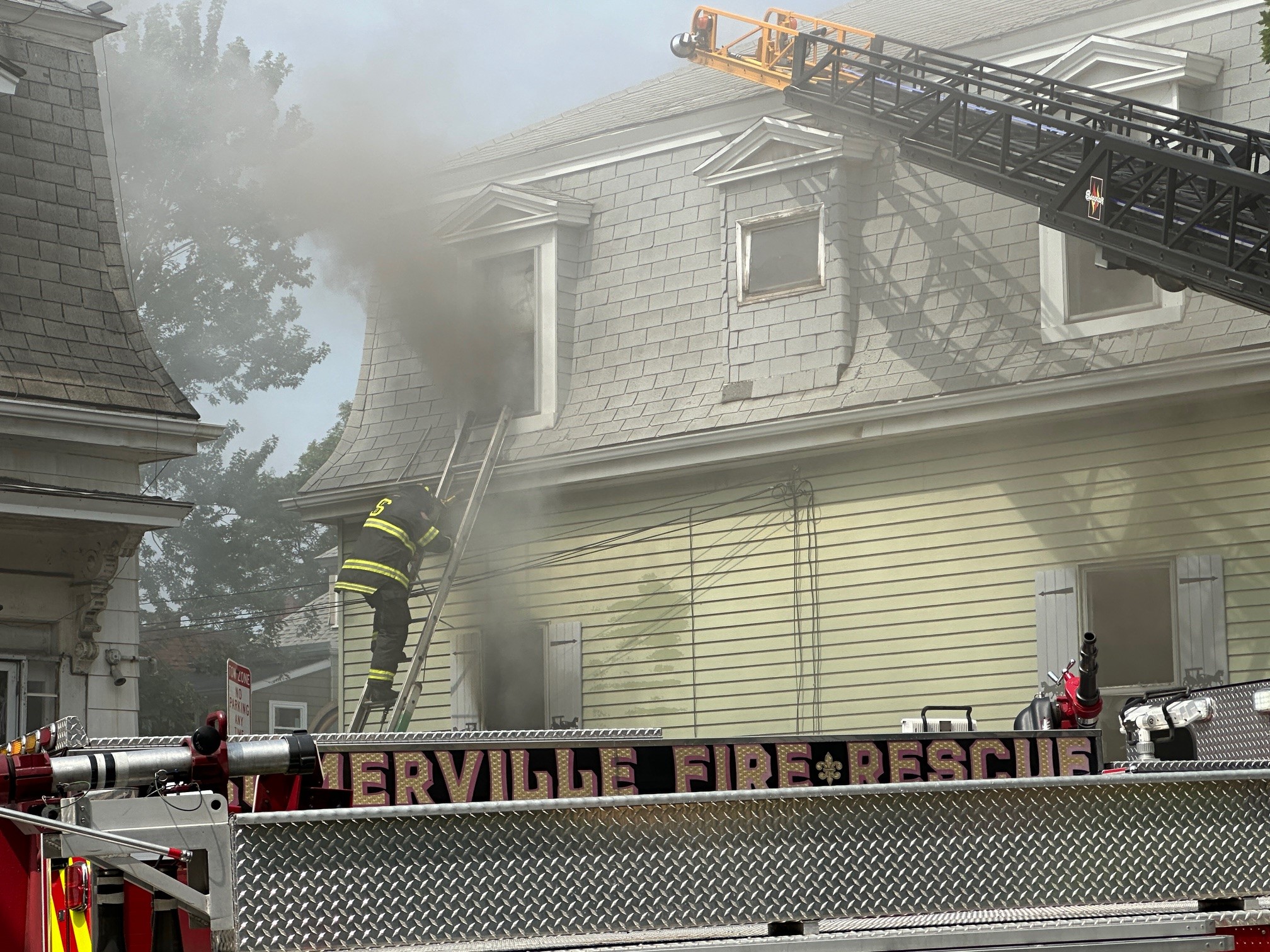 Incendio arropa residencia de Somerville