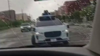 En video: captan a auto autónomo de Waymo en sentido contrario