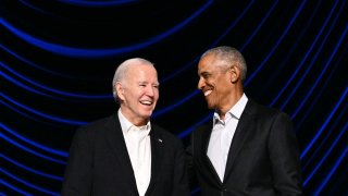 El presidente de EEUU Joe Biden (I) se ríe con el ex presidente de EEUU Barack Obama en el escenario durante una recaudación de fondos de campaña en el Teatro Peacock en Los Ángeles el 15 de junio de 2024.