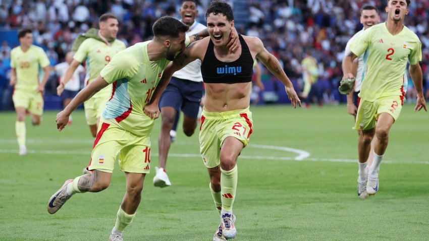 PARIS, FRANCE – AUGUST 09: Sergio Camello #21 of Team Spain celebrates scoring his team’s fifth goal during the Men’s Gold Medal match between France and Spain during the Olympic Games Paris 2024 at Parc des Princes on August 09, 2024 in Paris, France. (Photo by Justin Setterfield/Getty Images)