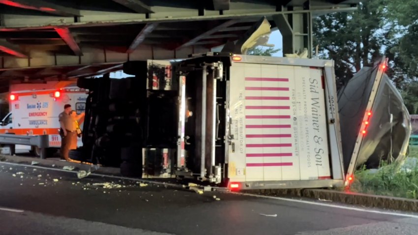 Camión se vuelca y choca contra puente en Storrow Drive