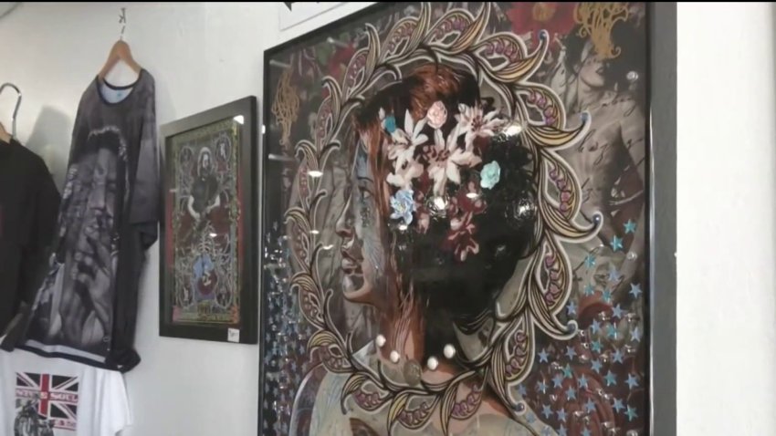 Se pasa de astuto: hombre cambia etiquetas de obras de arte y paga $50 por piezas valuadas en miles