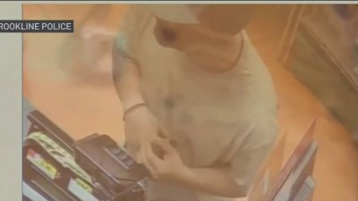 Buscan a hombre que puso clonador de tarjetas en Brookline