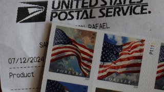 SAN ANSELMO, CALIFORNIA - 12 DE JULIO: En esta ilustración fotográfica, se muestran sellos para siempre del Servicio Postal de Estados Unidos (USPS) el 12 de julio de 2024 en San Anselmo, California. El USPS está subiendo el precio de un sello de primera clase de 63 centavos a 73 centavos, un 78 por ciento más que cuando el sello para siempre se introdujo por primera vez en 2007 por 41 centavos. (Foto de Justin Sullivan/Getty Images)