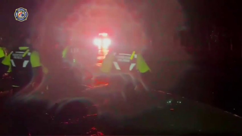 Equipos de emergencia en el condado Orange, cerca de Orland, navegan aguas inundadas