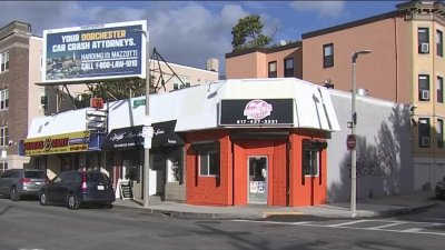 Persona apuñalada frente a negocio de empanadas en Boston