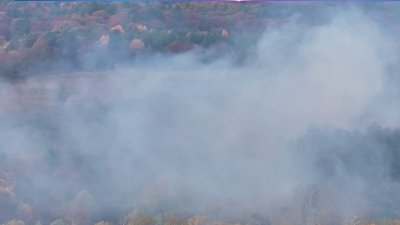 Bomberos batallan incendios forestales en Mass.