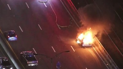 Vehículo arde en llamas en la Mass. Pike en Boston